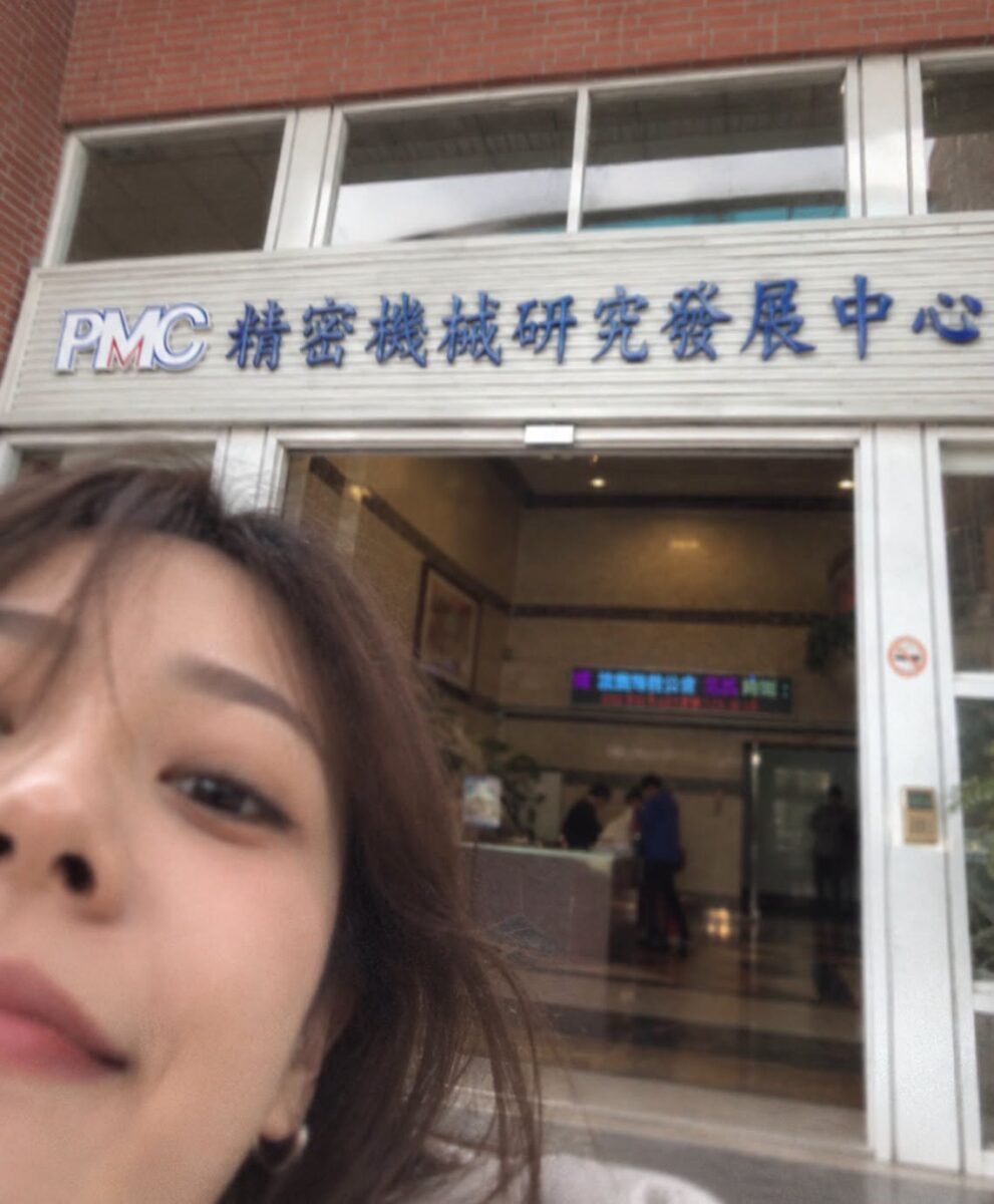 AI生成照片案例：下班在公司門口自拍，還沒調好角度就按下快門的低AI感照片