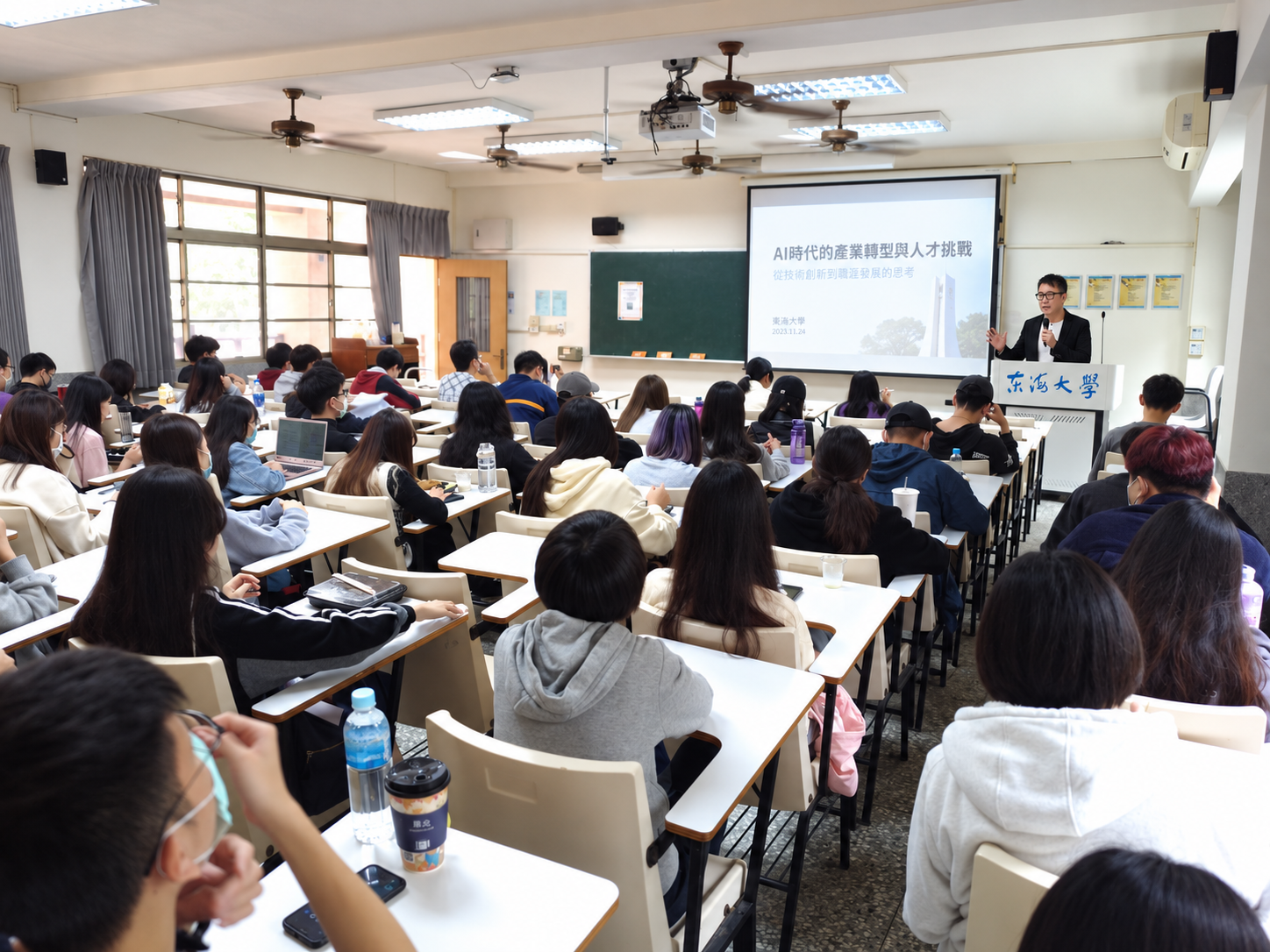超韌性大叔在校園現場分享 AI 時代的產業轉型