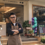 創業失敗原因真正可怕的不是沒人鼓掌,而是掌聲散了之後沒人回來買 3 創業失敗原因與虛榮指標:耶濃豆漿店門口,店主雙手環抱站在店前