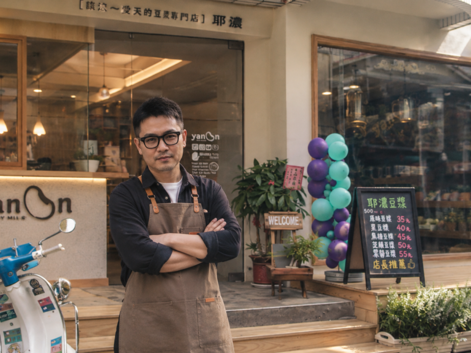 創業失敗原因真正可怕的不是沒人鼓掌,而是掌聲散了之後沒人回來買 39 創業失敗原因與虛榮指標:耶濃豆漿店門口,店主雙手環抱站在店前