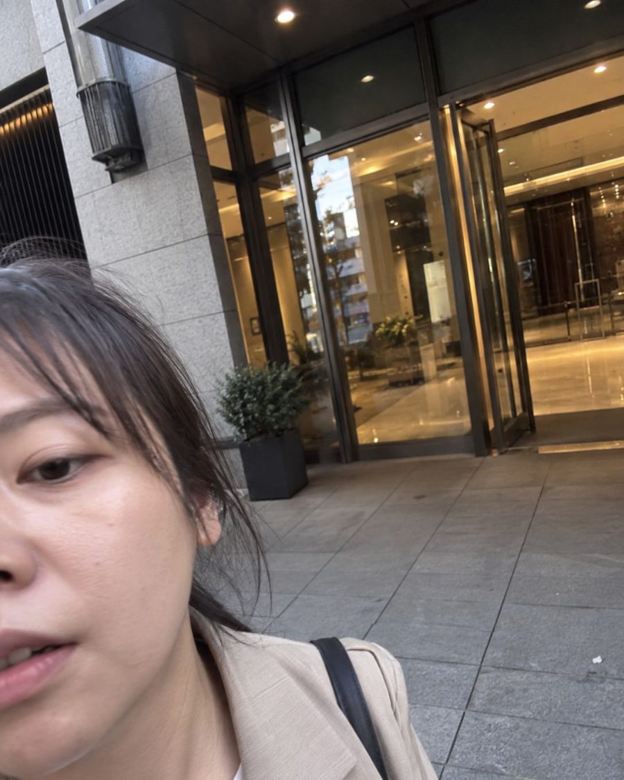 AI生成照片案例：失敗自拍型，公司入口前臉被切掉一半的低AI感照片