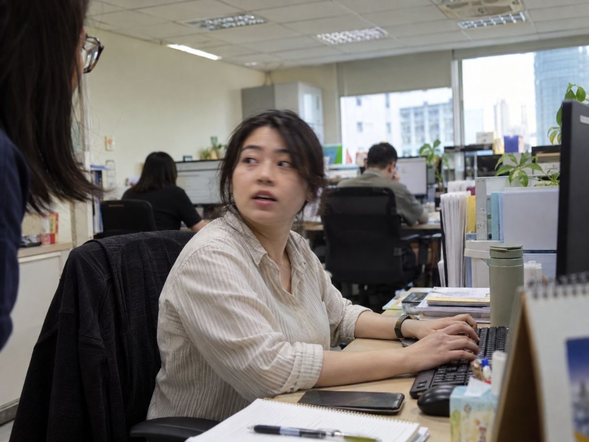 AI生成照片案例：辦公室抓拍型，同事突然叫她、轉頭回應瞬間的低AI感照片